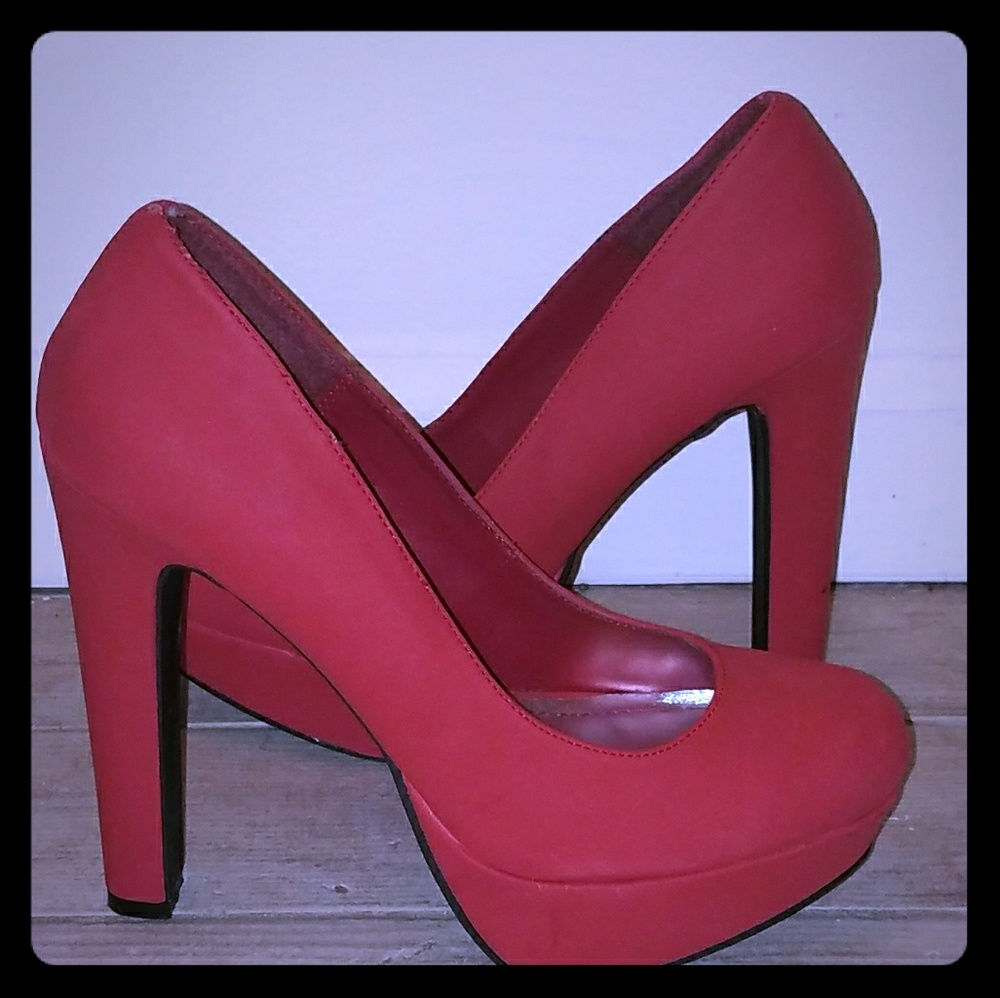 Red pumps
